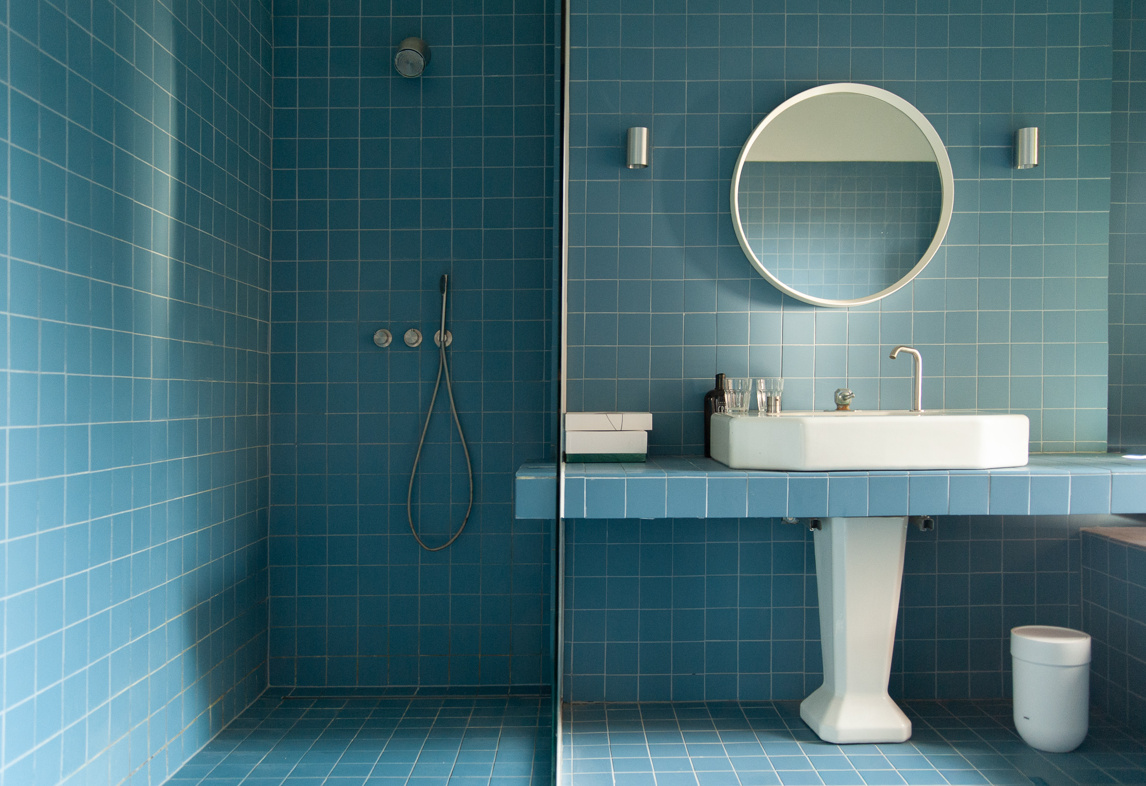 Douche en wastafel in de badkamer.