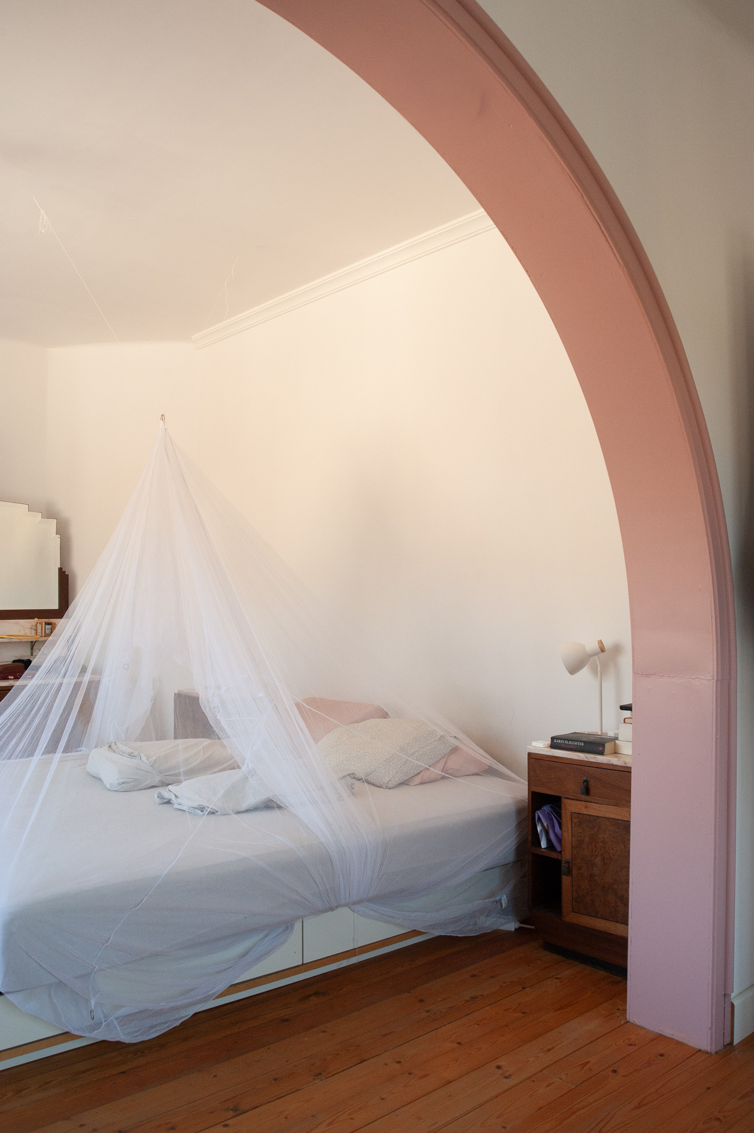 Slaapkamer met de roze boog.